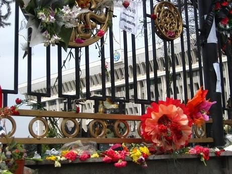 Flowers in remembrance of the freedom fighters in front of the White House