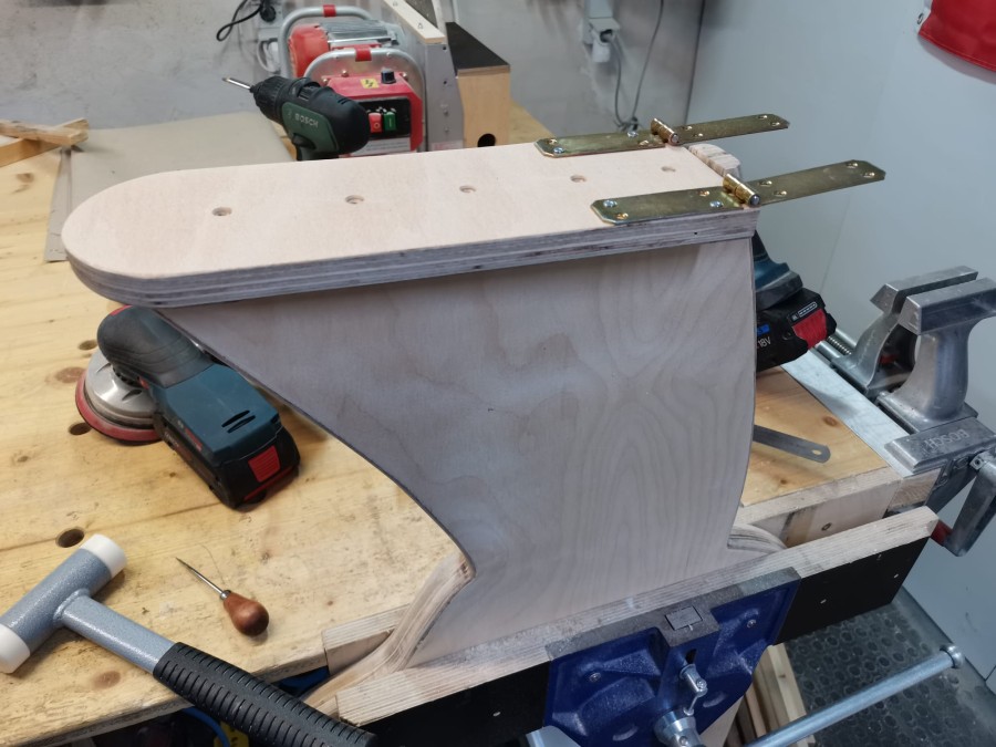 Head hinges