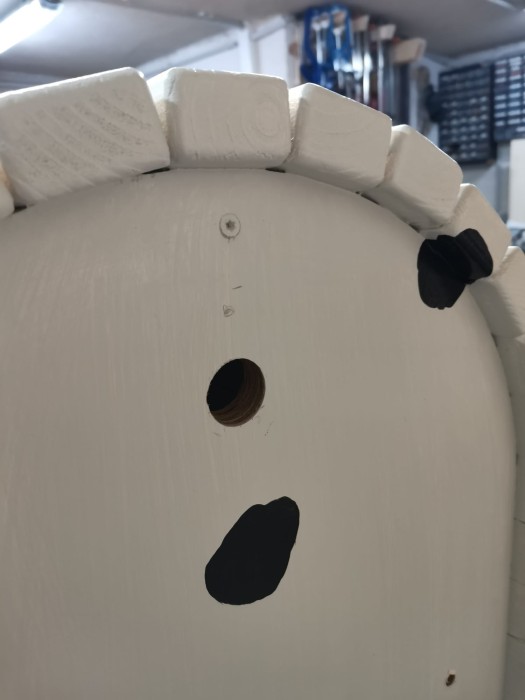 Tail hole