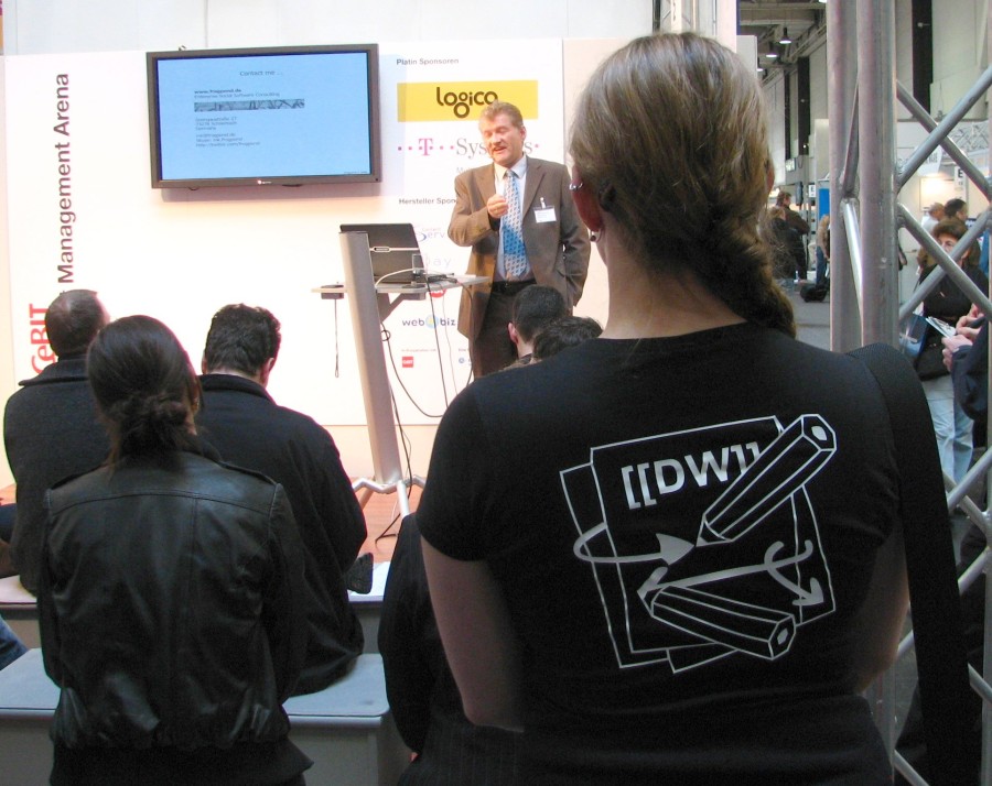 Kaddi wearing the girly version of the DokuWiki mono shirt